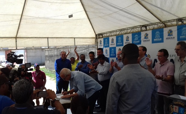 Prefeito de Aracaju assina ordem de serviço para no bairro Farolândia