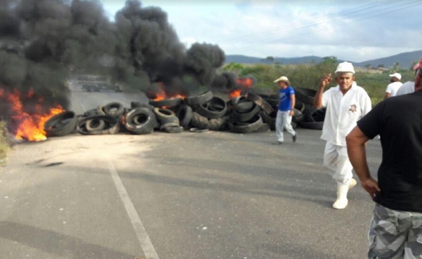 Fechamento de matadouro em Lagarto provoca manifestação na SE 270