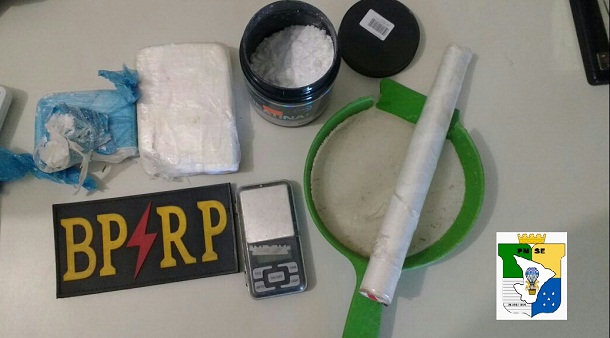 Policia prende dois envolvidos com tráfico de drogas no bairro São Carlos