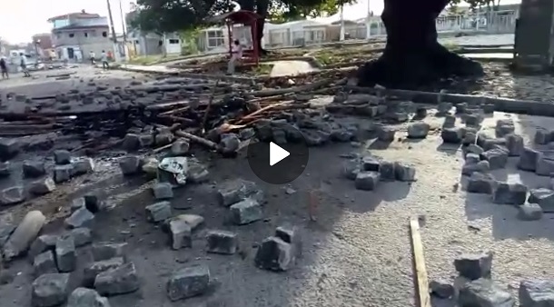 Vândalos espalham pedras na rua por causa de paredão apreendido