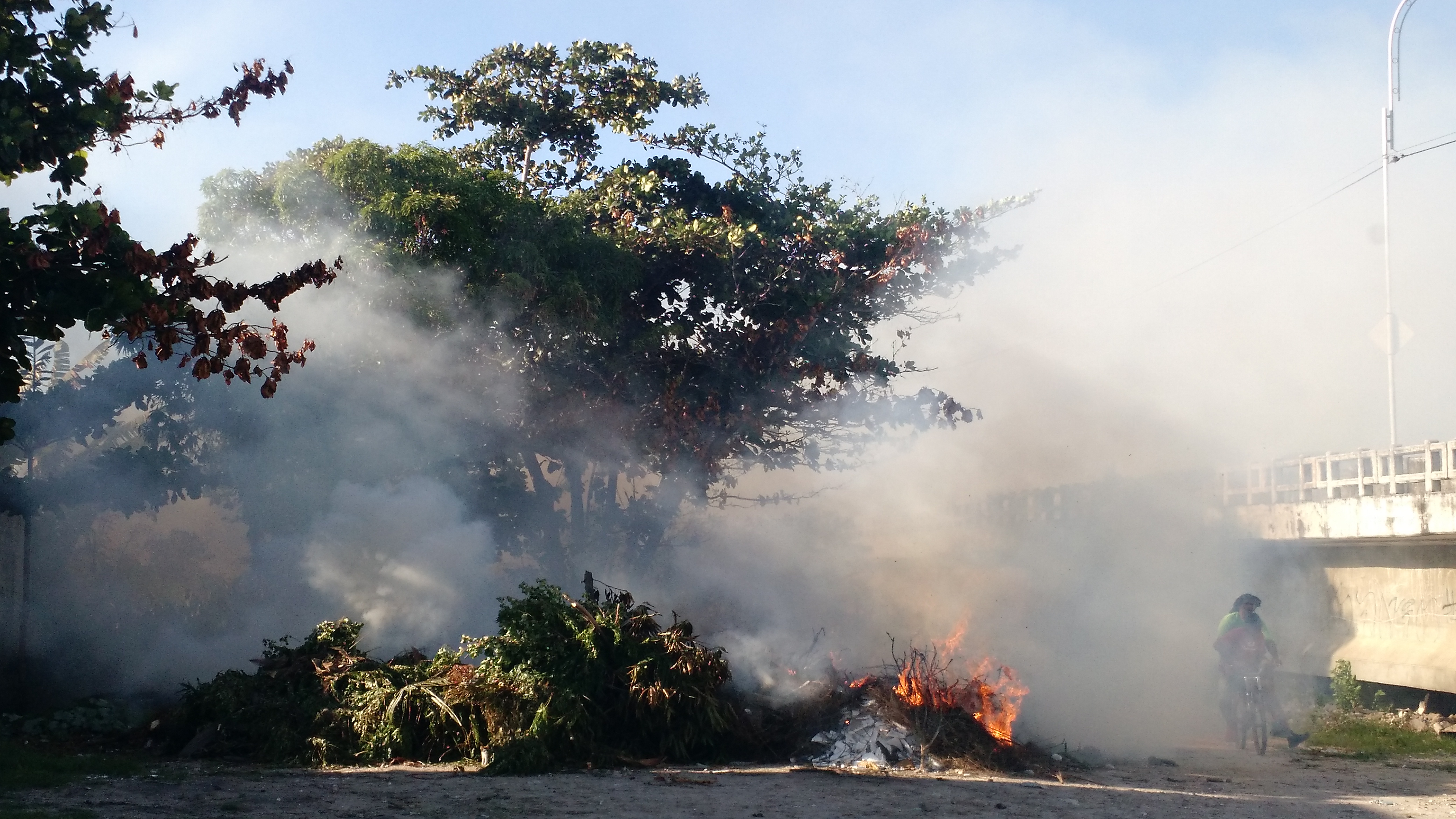 Cortina de fumaça no Bairro Inácio Barbosa causa em Aracaju transtornos