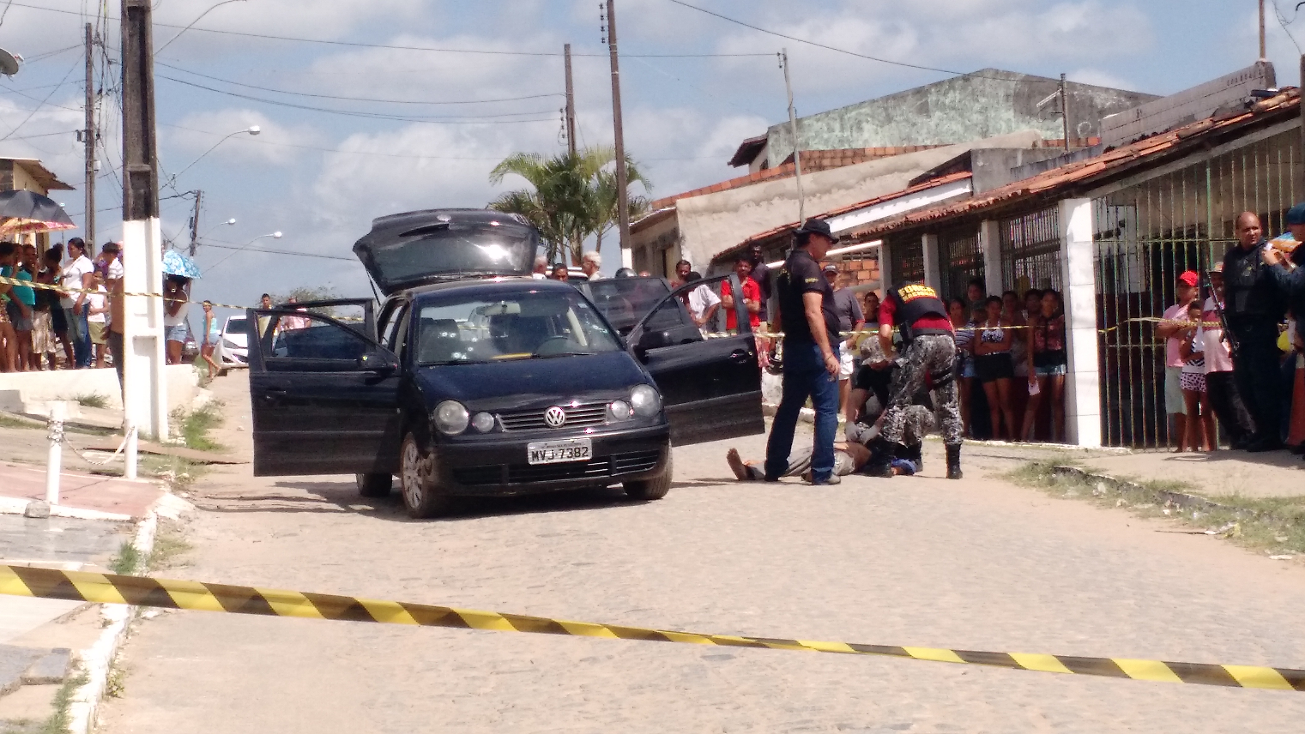 Homem é executado a tiros dentro de carro ao lado do pai e da esposa que ficaram feridos