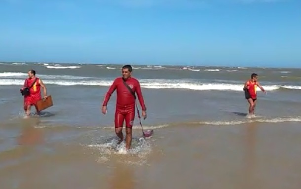 Iate de velejador italiano naufraga na Praia dos Artistas em Aracaju