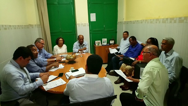 Vereadores de Laranjeiras discutem estratégias para reverter fechamento da Fafen