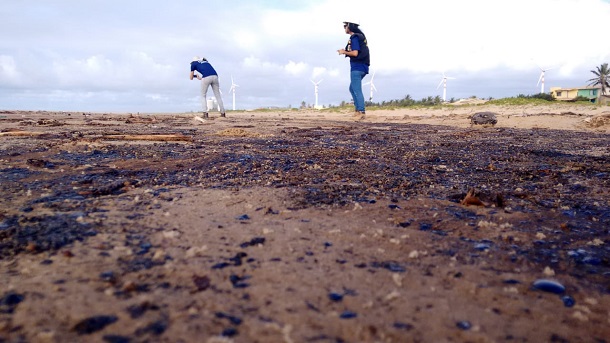 Vazamento de óleo afeta Praia de Jatobá