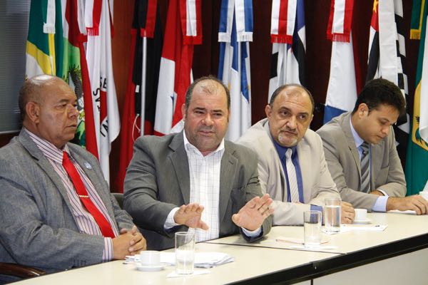 Membros da CPI da Saúde vão ao TCE pedir apoio para investigações