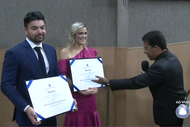 Delegados André Davi e Mayra Moinhos recebem titulo de cidadania aracajuana
