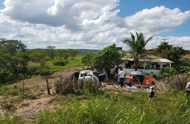 Carro da vereadora Kitty Lima capota em Tobias Barreto