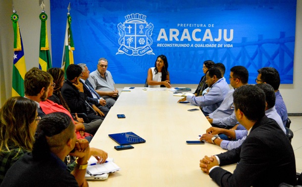 Prefeitura de Aracaju discute ocupação da Coroa do Meio em reunião