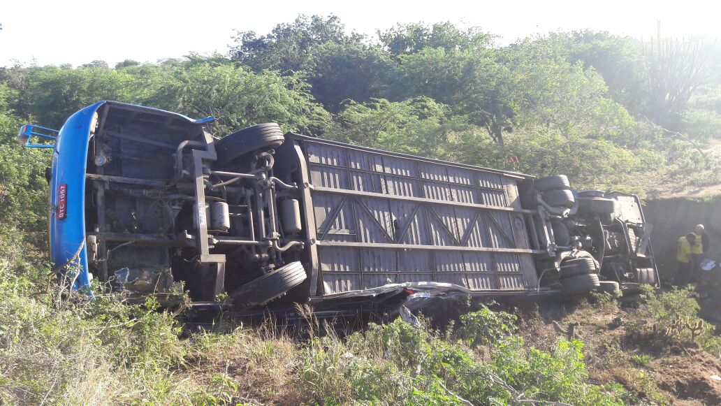 Dois morrem e 20 ficam feridos em acidente com ônibus no sertão sergipano