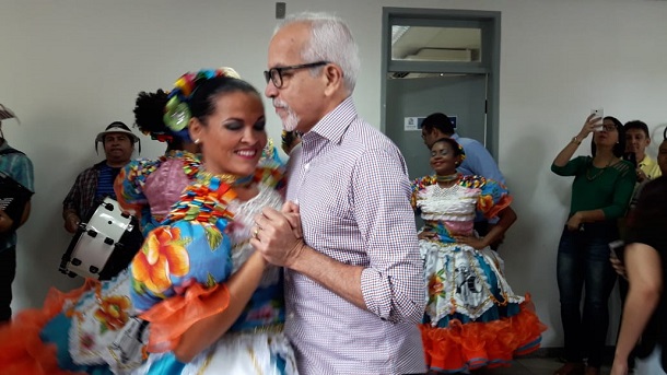 Prefeito de Aracaju rouba a cena ao apresentar programação junina