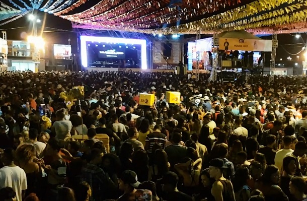 Foliões lotam a Arena do Forró Siri 2018 na primeira noite de festa