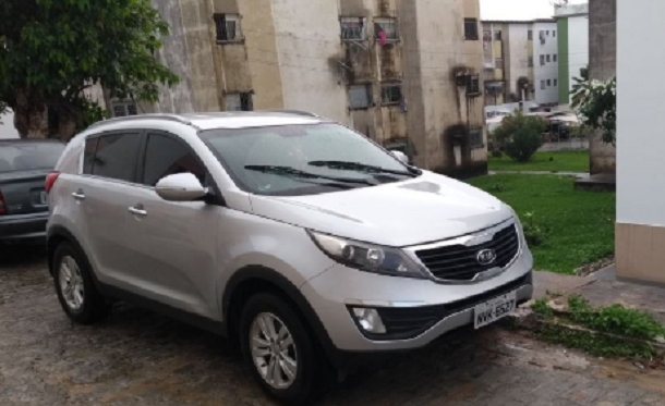 Polícia de Sergipe encontra carro roubado escondido dentro de condomínio em Aracaju