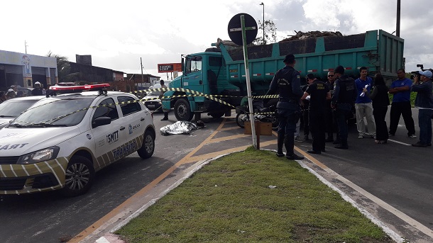 EM ARACAJU: Motociclista morre no Porto Danta após colisão com caçamba