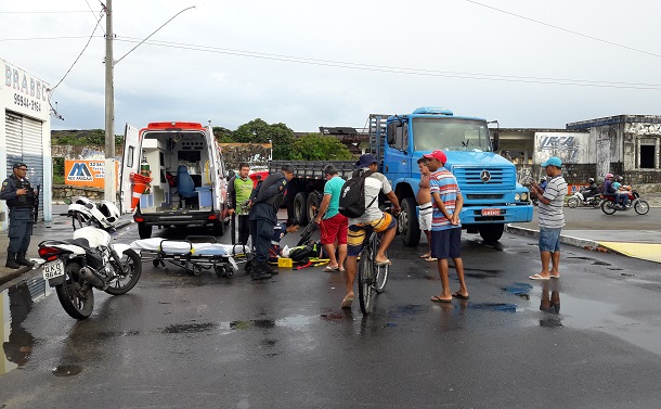 Motoboy é atropelado por caminhão na Praça dos Expedicionários em Aracaju