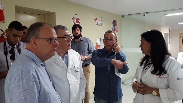 Governador Belivaldo Chagas faz visita surpresa ao HUSE
