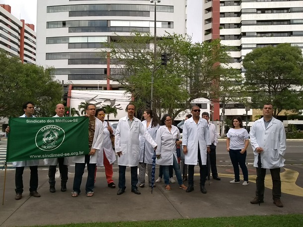 Médicos de Aracaju iniciam greve com ato público