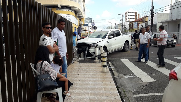 Acidente grave no Bairro São José deixe uma mulher ferida
