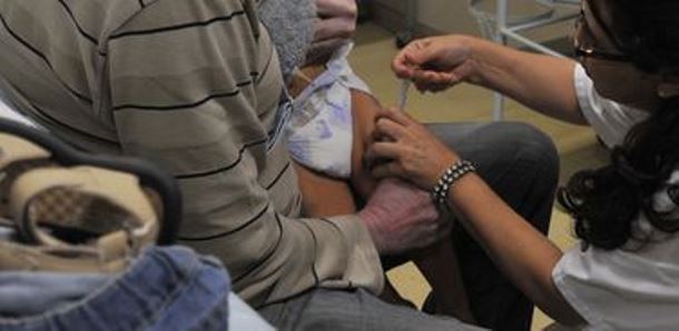 Começa a vacinação contra poliomielite e sarampo