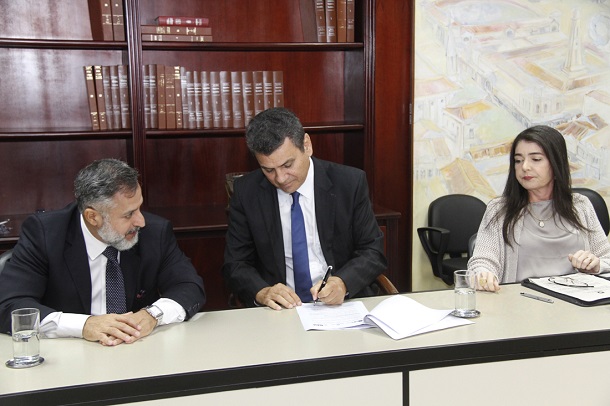 TCE e MPE firmam termo de cooperação para assegurar transparência de informações no terceiro setor