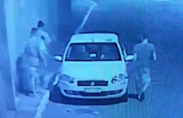 Taxista é assaltado e bandidos fogem levando o carro