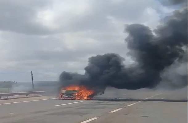 Viatura do Copemcan pega fogo apos colisão (vídeos)