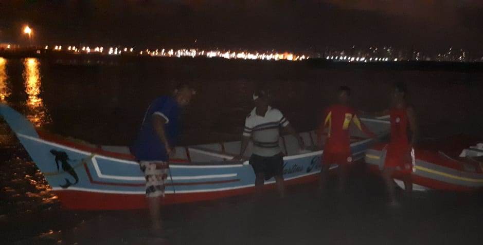 Corpo de Bombeiros resgata pescadores que ficaram à deriva na foz do Rio Sergipe