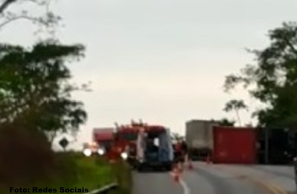 Três pessoas ficam feridas em acidente frontal na BR 101 em Umbaúba-SE