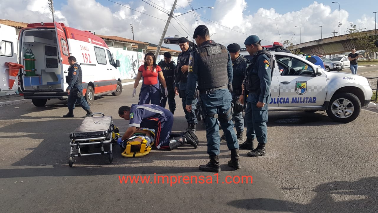 Bob Esponja tenta fugir da polícia mas é preso após bater o carro em poste