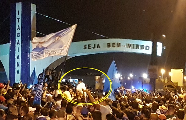 Vídeo: Prefeito Valmir de Francisco é aclamado e carregado nos braços do povo após sair da prisão