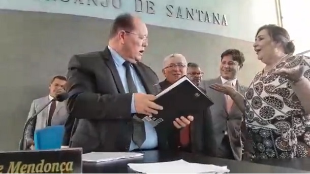 Carminha Mendonça toma posse como prefeita de Itabaiana, mas é chamada atenção por causa de caneta laranja