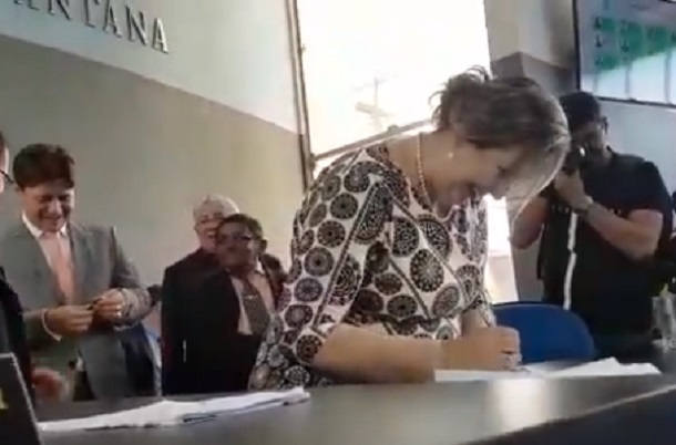 Carminha Mendonça toma posse como prefeita de Itabaiana, mas é chamada atenção por causa de caneta laranja