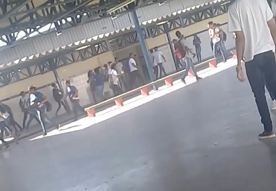 Homens armados invadem escola e  fazem arrastão