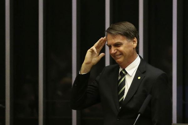 Bolsonaro reafirma compromisso com a Constituição