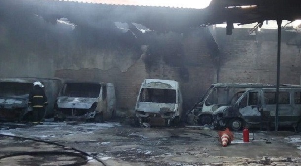 Galpão em Aracaju pega fogo e cinco carros são destruídos pelo incêndio