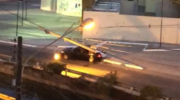 Carro bate em poste no Bairro 13 de Julho em Aracaju