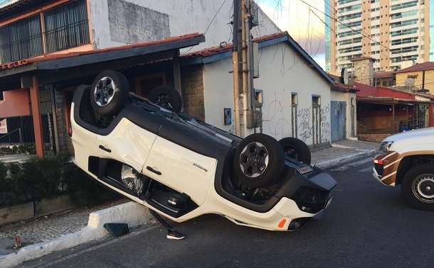 Colisão entre veículos causa capotamento na Orla de Aracaju