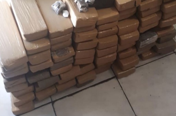 Dois são presos por tráfico de drogas no bairro Santa Maria em Aracaju