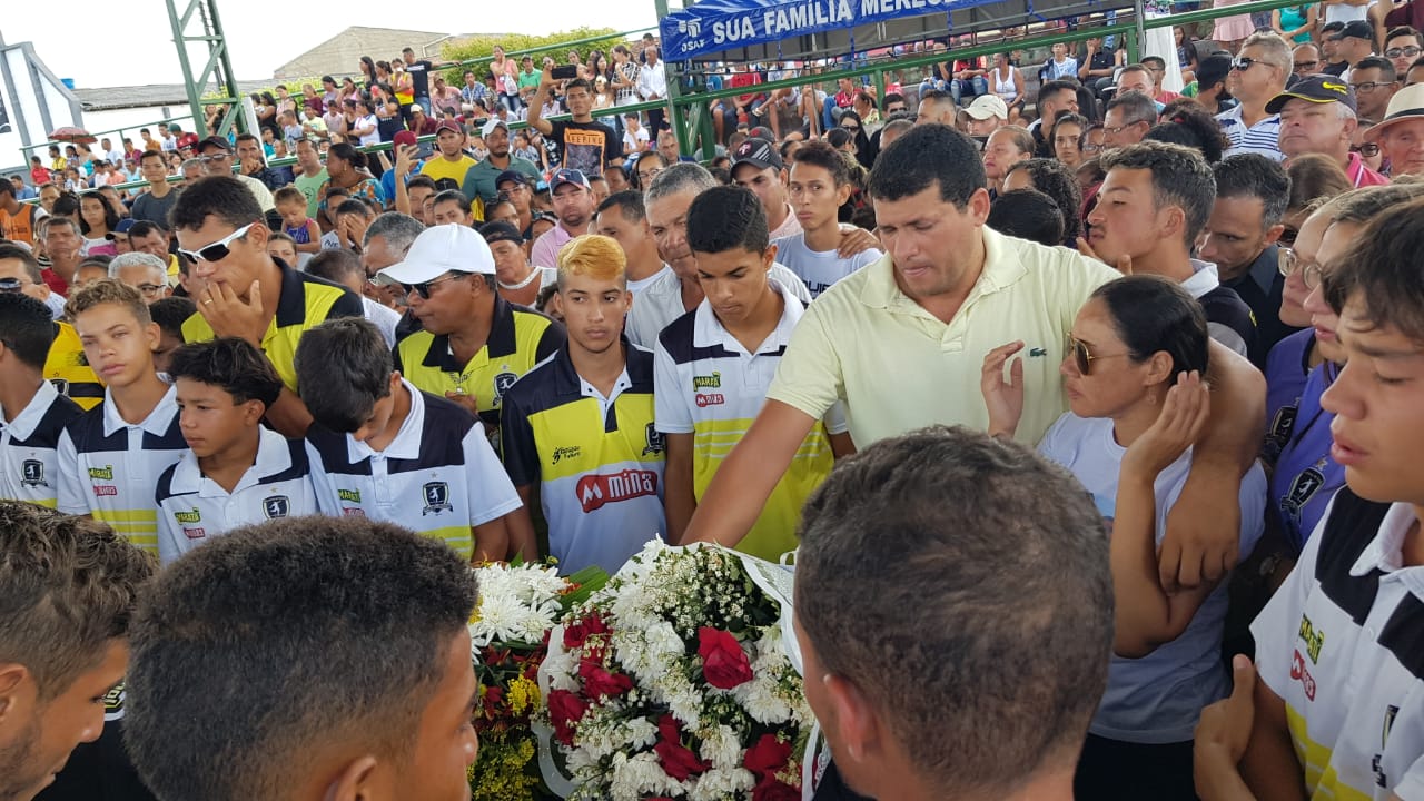 Lagarto pará para sepultar Áthila Paixão