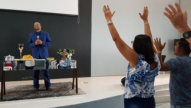 Está alguém entre vós aflito? Ore. Está alguém contente? Cante louvores…