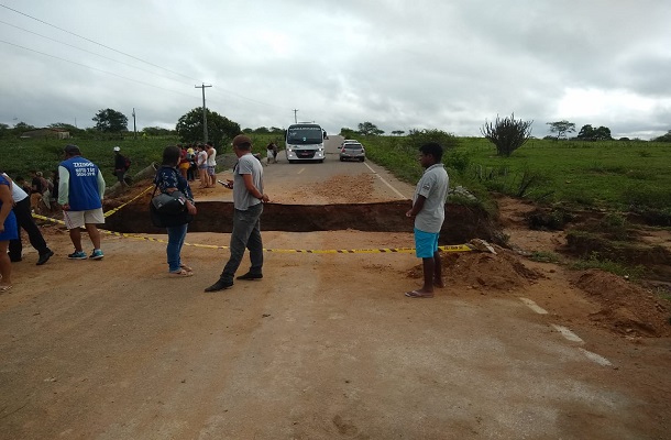 Chuva interdita trecho de rodovia estadual no Sertão