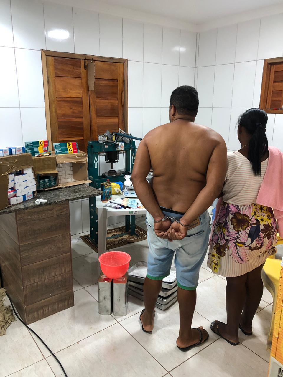 Casal sergipano é preso suspeito de refinar e traficar drogas para Feira de Santana