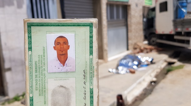 Motorista morre imprensado por caminhão na zona norte de Aracaju