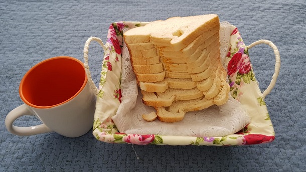 Por que gastais o dinheiro naquilo que não é pão? Trabalhai, não pela comida que perece, mas pela comida que permanece para a vida eterna