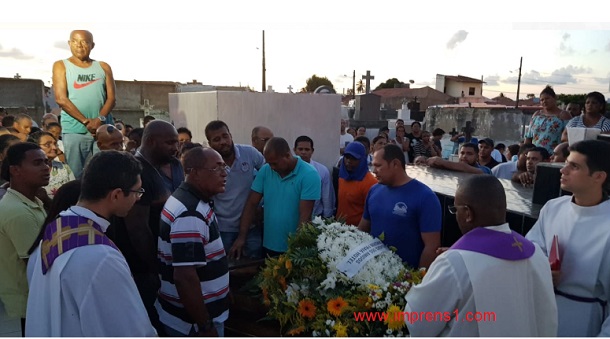 Passageiro que morreu baleado dentro de taxi após ação policial é sepultado