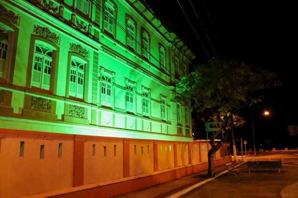 Prédios públicos são iluminados em alusão ao abril verde