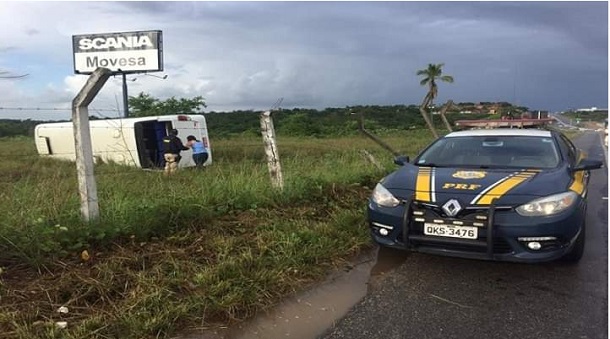 Ônibus com estudantes tomba na BR101 em Nossa Senhora do Socorro