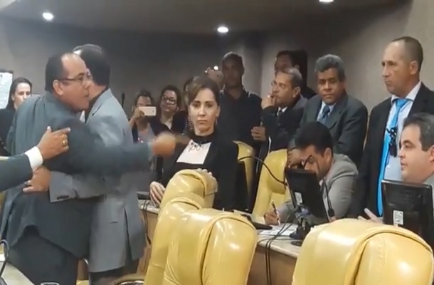 Vereadores quase vão as vias de fato na Câmara