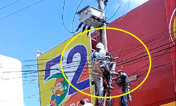 VEJA o VÍDEO: Homem pega fogo e fica pendurado em poste após curto-circuito na rede elétrica em Aracaju