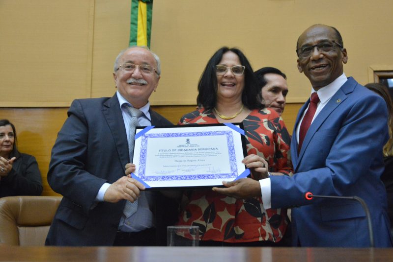 Sob aplausos e vaias ministra recebe título de cidadã sergipana